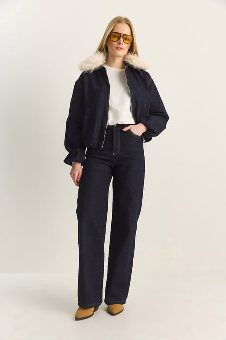 Jeansjacke mit Fake Fur-Details - Image 4