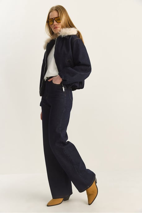 Jeansjacke mit Fake Fur-Details - Image 5