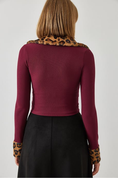 Taillierte cropped Kapuzenjacke mit Kunstpelz und Leopardenmuster - Image 3