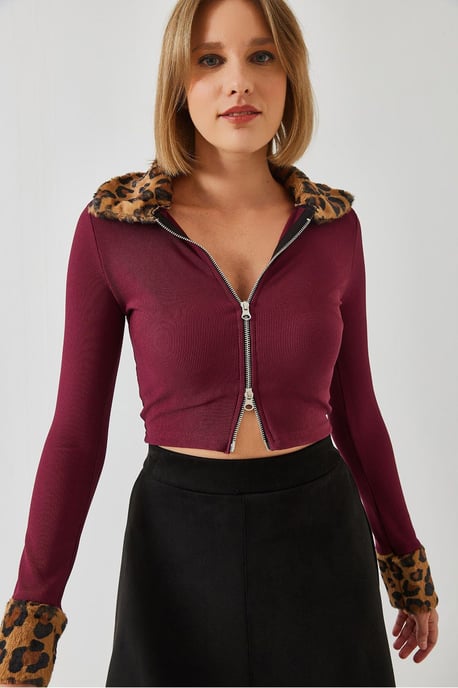 Taillierte cropped Kapuzenjacke mit Kunstpelz und Leopardenmuster - Image 4