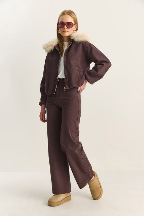 Kurze Denimjacke mit Kunstfell-Akzenten - Image 2