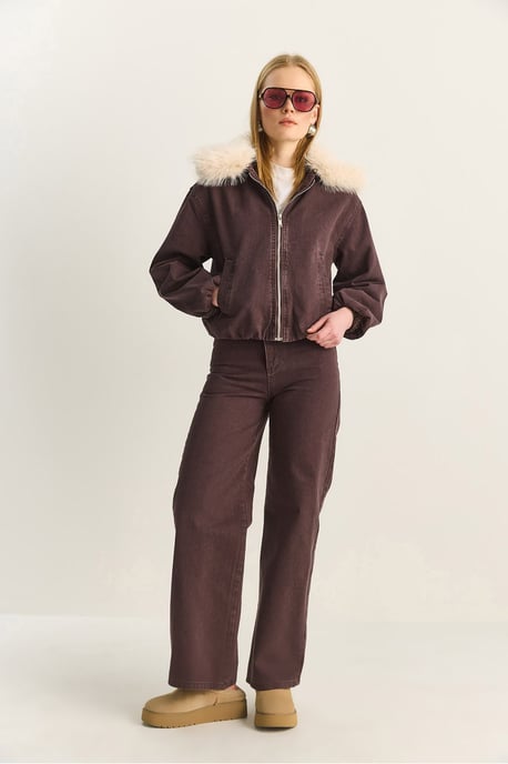 Kurze Denimjacke mit Kunstfell-Akzenten - Image 4