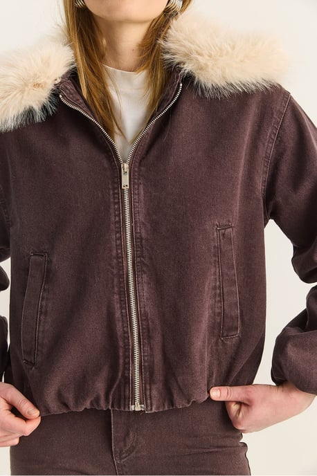 Kurze Denimjacke mit Kunstfell-Akzenten - Image 5