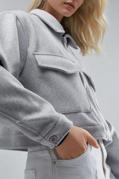 Crop-Gabardine-Jacke mit Reißverschluss und Tasche - Image 6