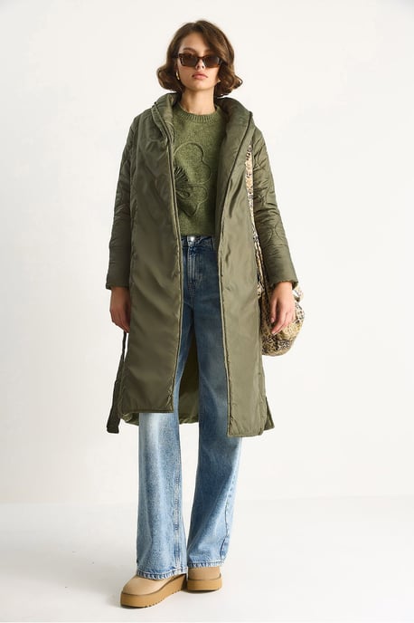 Strukturierte Midi-Pufferjacke mit Schalkragen und Bindeband - Image 3