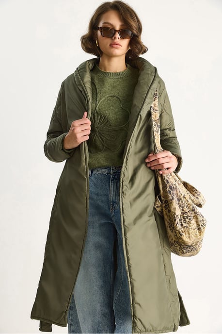 Strukturierte Midi-Pufferjacke mit Schalkragen und Bindeband - Image 4