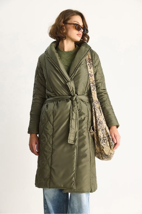 Strukturierte Midi-Pufferjacke mit Schalkragen und Bindeband - Image 5