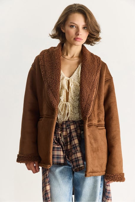Jacke mit Knöpfen und Kunstfell-Details - Image 2