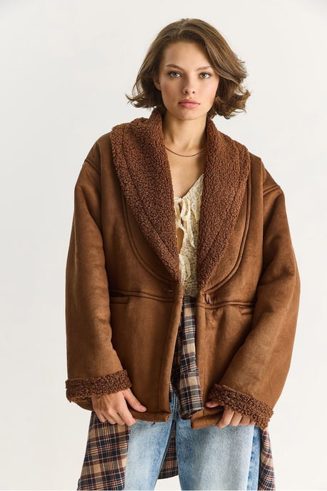 Jacke mit Knöpfen und Kunstfell-Details - Image 4