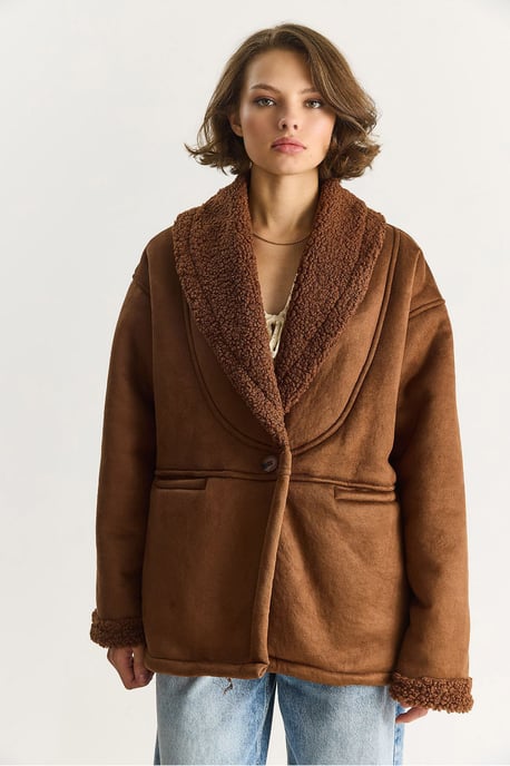 Jacke mit Knöpfen und Kunstfell-Details - Image 5