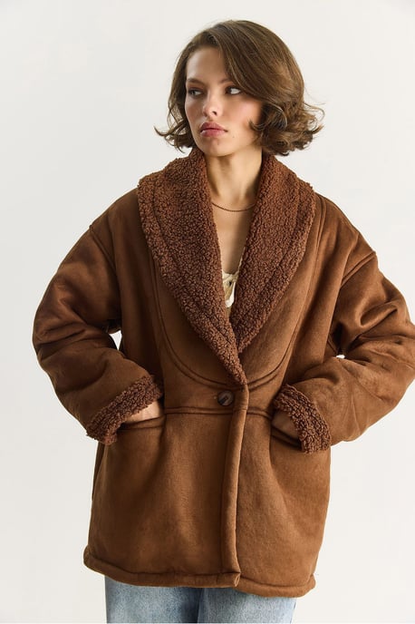 Jacke mit Knöpfen und Kunstfell-Details - Image 6