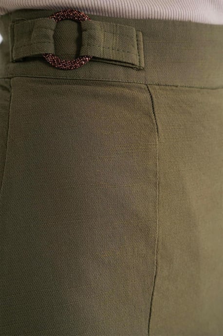 Gürtelhohe Wickelhose mit Schlitzdetails - Image 6