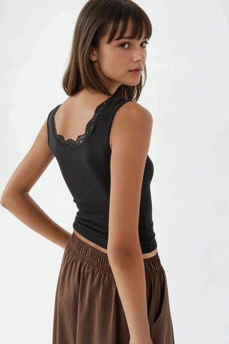 Tanktop mit Spitzendetails und U-Ausschnitt - Image 3