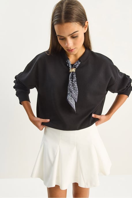 Klassisches Rippen-Sweatshirt mit Schal-Accessoire-Detail - Image 4