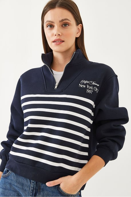 Gestreiftes Relaxed Fit Sweatshirt mit halbem Reißverschluss und Stickerei - Image 4