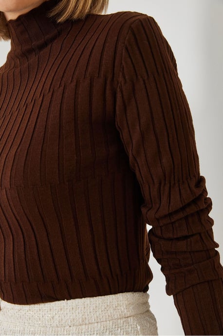 Taillierter gerippter Rollkragenpullover - Image 4