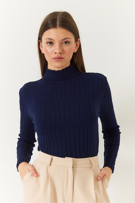 Taillierter gerippter Rollkragenpullover - Image 2