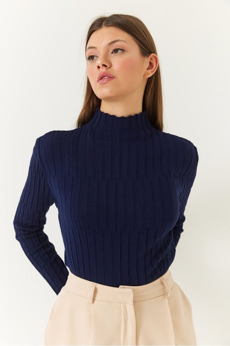 Taillierter gerippter Rollkragenpullover - Image 3