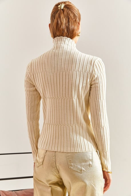 Taillierter gerippter Rollkragenpullover - Image 2