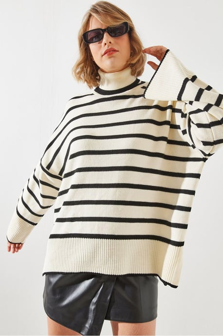 Gestreifter Rippstrick-Stehkragenpullover - Image 1