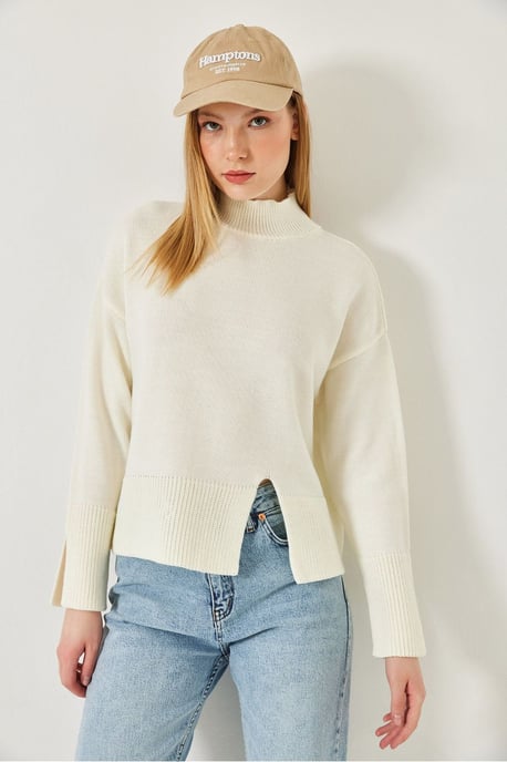 Lässiger Rollkragenpullover mit Schlitzen - Image 3