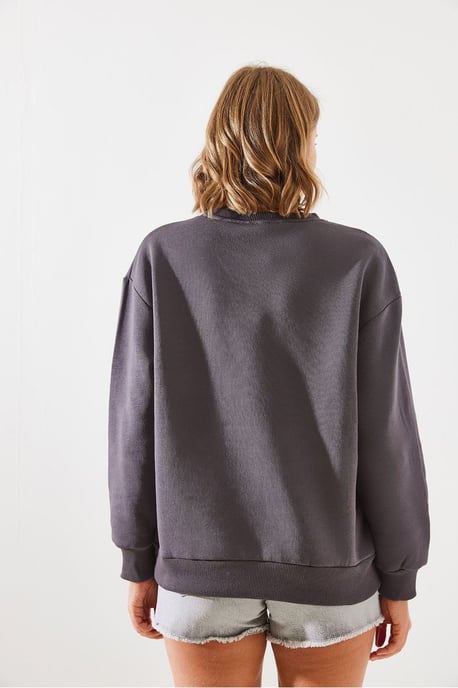 Rückendruck Crewneck Sweatshirt mit motivierendem Zitat - Image 4