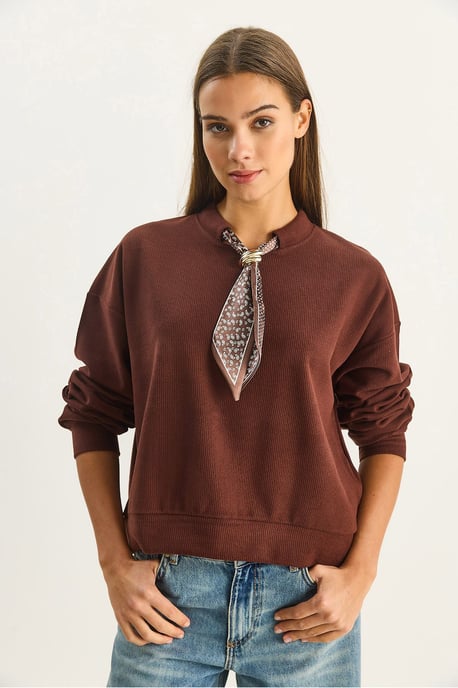 Rippstrick-Sweatshirt mit Rundhalsausschnitt und Schal-Zubehördetail - Image 3