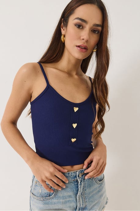Tailliertes Crop-Top mit Knopfdetails - Image 1