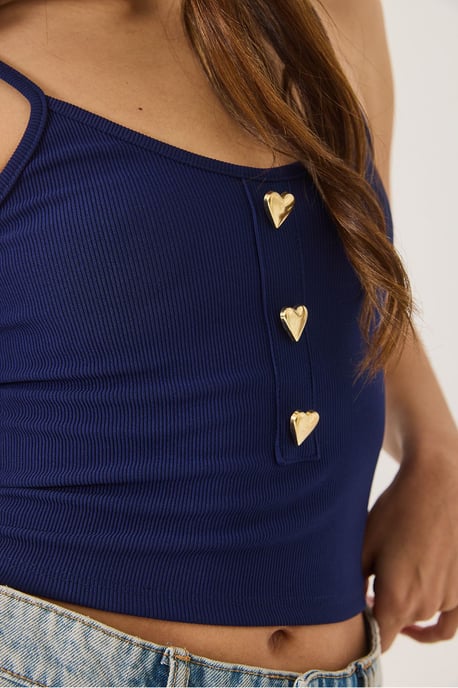 Tailliertes Crop-Top mit Knopfdetails - Image 5
