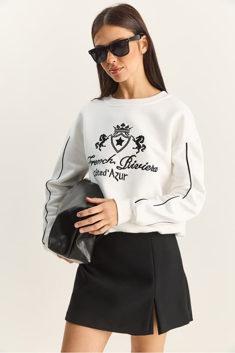 Crew-Neck-Embroidered-Sweatshirt - Image 2