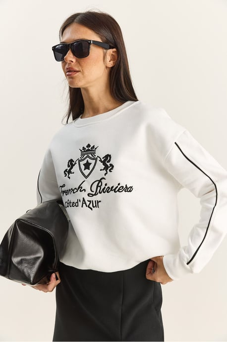 Crew-Neck-Embroidered-Sweatshirt - Image 3