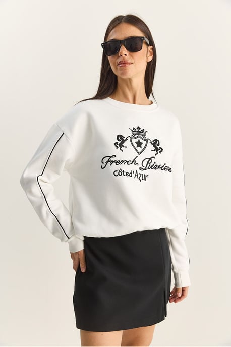 Crew-Neck-Embroidered-Sweatshirt - Image 4