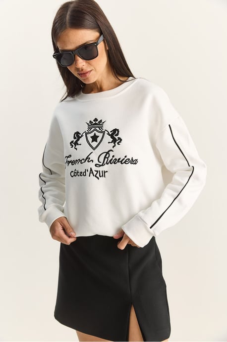 Crew-Neck-Embroidered-Sweatshirt - Image 5
