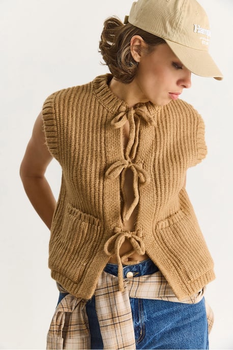 Strukturiertes Strickweste mit Knotenverschluss - Image 3