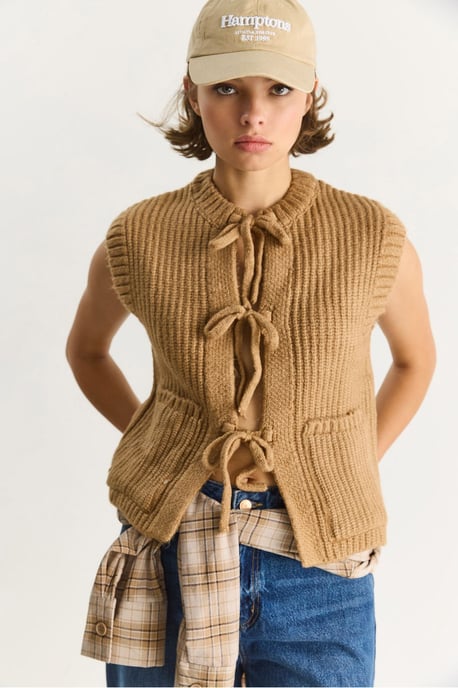 Strukturiertes Strickweste mit Knotenverschluss - Image 4