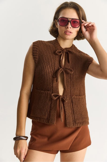 Texturierte Strickweste mit Bindegurt - Image 5