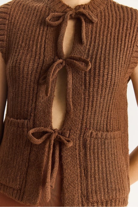 Texturierte Strickweste mit Bindegurt - Image 6