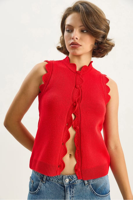 Rüschenshirt mit Rundhalsausschnitt und Strickweste - Image 2