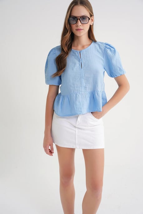 Texturierte Musselin-Bluse mit Rundhalsausschnitt und Knopfverschluss - Image 3