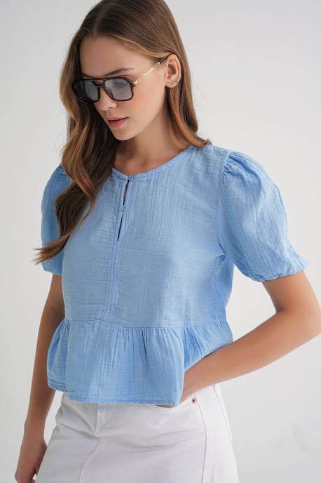 Texturierte Musselin-Bluse mit Rundhalsausschnitt und Knopfverschluss - Image 4