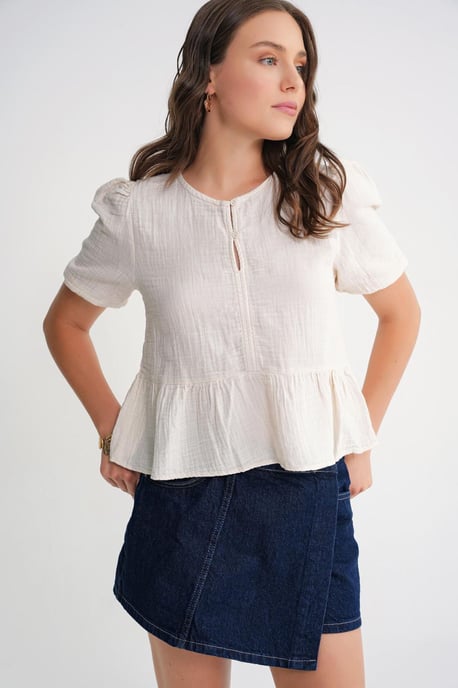 Texturierte Musselin Rundhalsbluse mit Knopfschluss - Image 3