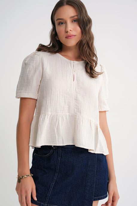 Texturierte Musselin Rundhalsbluse mit Knopfschluss - Image 4