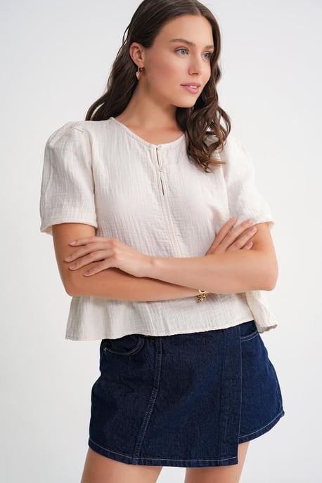 Texturierte Musselin Rundhalsbluse mit Knopfschluss - Image 5