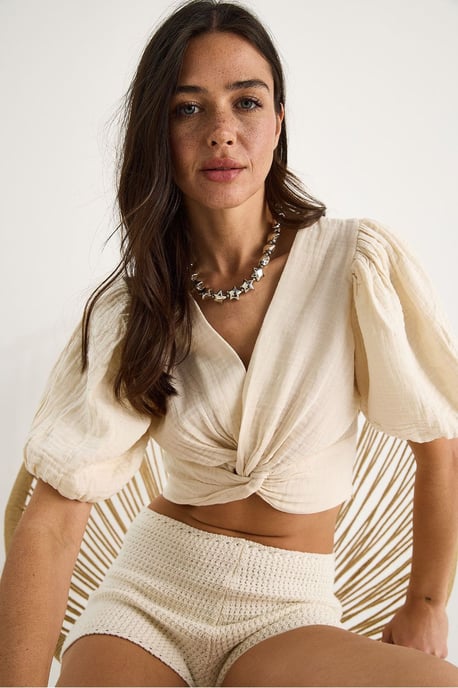 Strukturiertes V-Ausschnitt Fitted Crop Bluse mit Strickdetails - Image 4