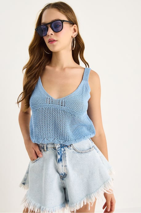 Strukturierte ärmellose V-Ausschnitt-Crop-Bluse mit enganliegender Passform - Image 3