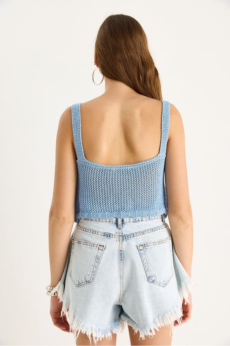 Strukturierte ärmellose V-Ausschnitt-Crop-Bluse mit enganliegender Passform - Image 6
