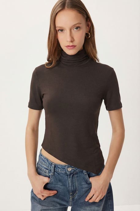 Schmal geschnittene Rollkragenbluse - Image 1
