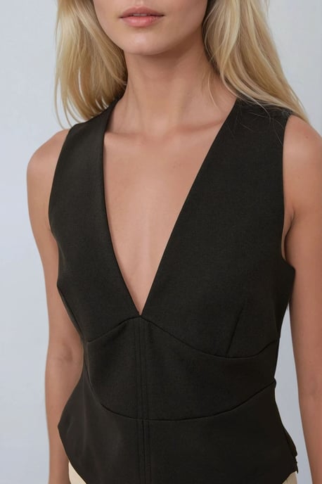 Figurbetontes ärmelloses V-Neck Top - Image 2