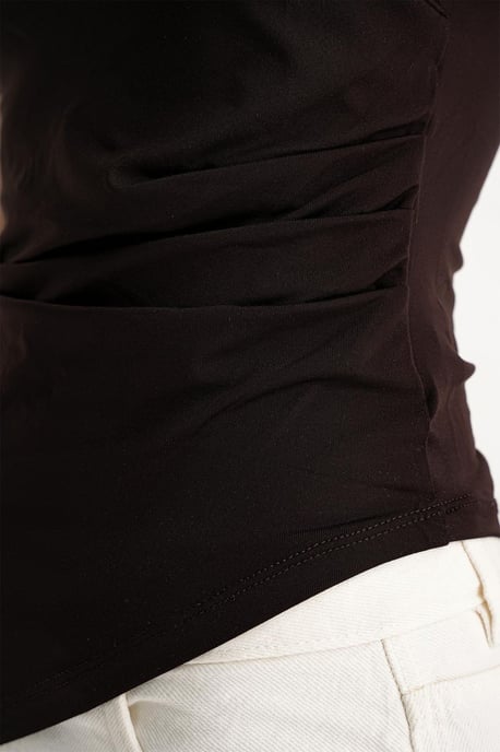 Trägerlose drapierte Bluse - Image 5