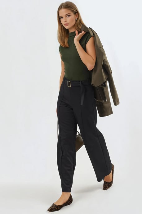 Figurbetonte Bluse mit Stehkragen und kurzen Ärmeln aus Strick - Image 4